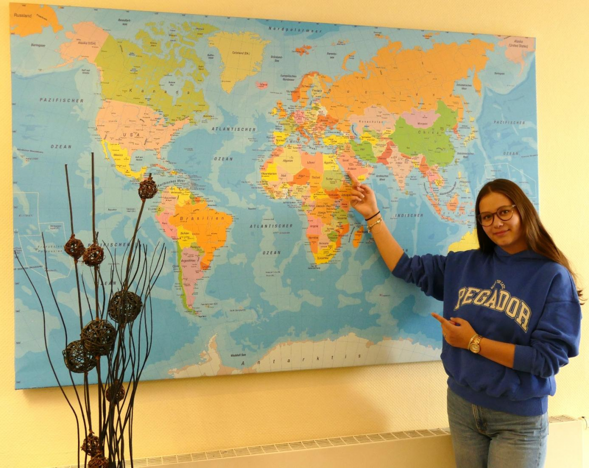 Beste Beratung und tolle Inspirationen für die nächste Reise: Das gibt es seit 25 Jahren bei„Reiseland Profil Reisen“ in Aurich. Zum Team gehört auch Hanna Theesfeld, die hier, wie sie selbst sagt, ihre Ausbildung in ihrem „,Traumberuf“ macht. BILD: Heike Arends