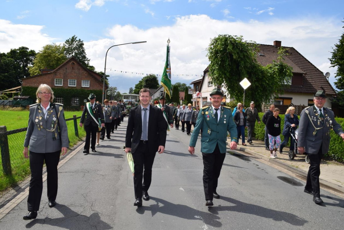 Königliche Parade: Der große Festumzug durch Kirchhatten vereint Tradition, Musik und Gemeinschaft. BILD: Archiv