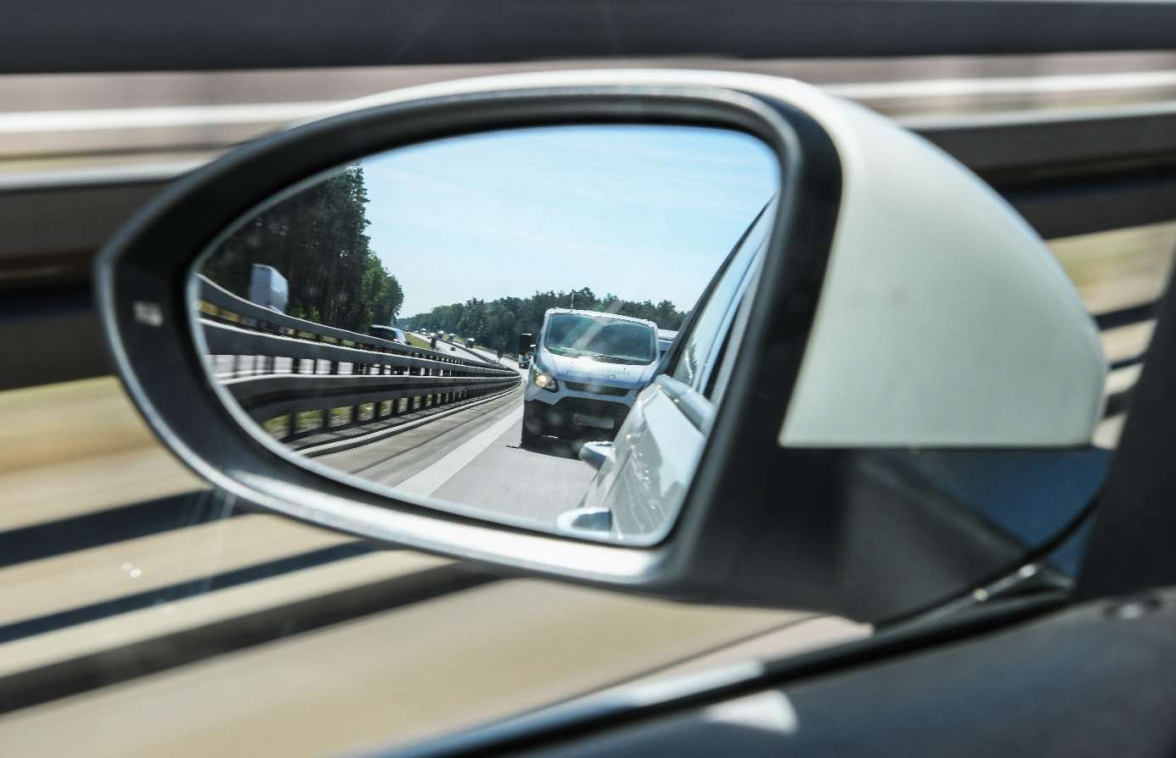 Alles im Blick? Wenn die Rückspiegel des Autos gut justiert sind, dann reduzieren Autofahrer die Gefahr, andere zu übersehen. BILD: dpa | Patrick Pleul