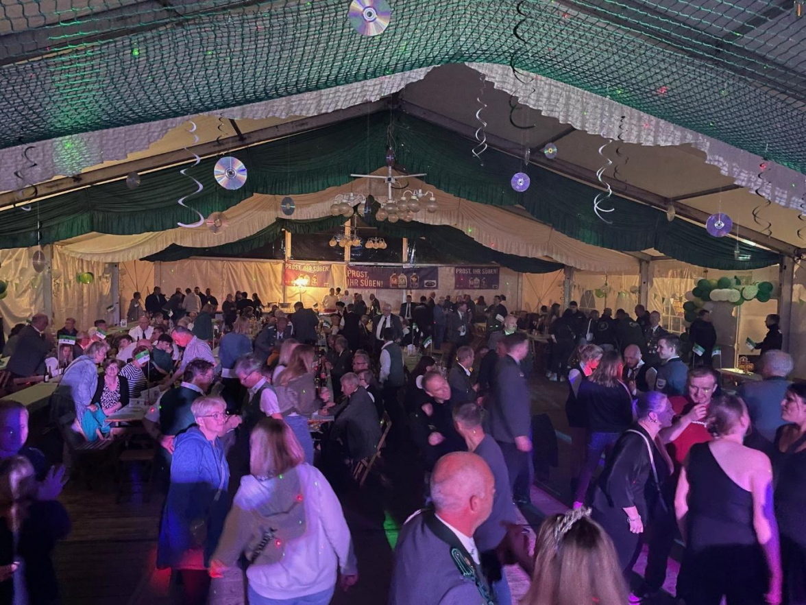 Partystimmung im Festzelt: Ein DJ sorgt am Freitag und Samstag für die musikalische Unterhaltung. BILD: Schützenverein Golzwarden