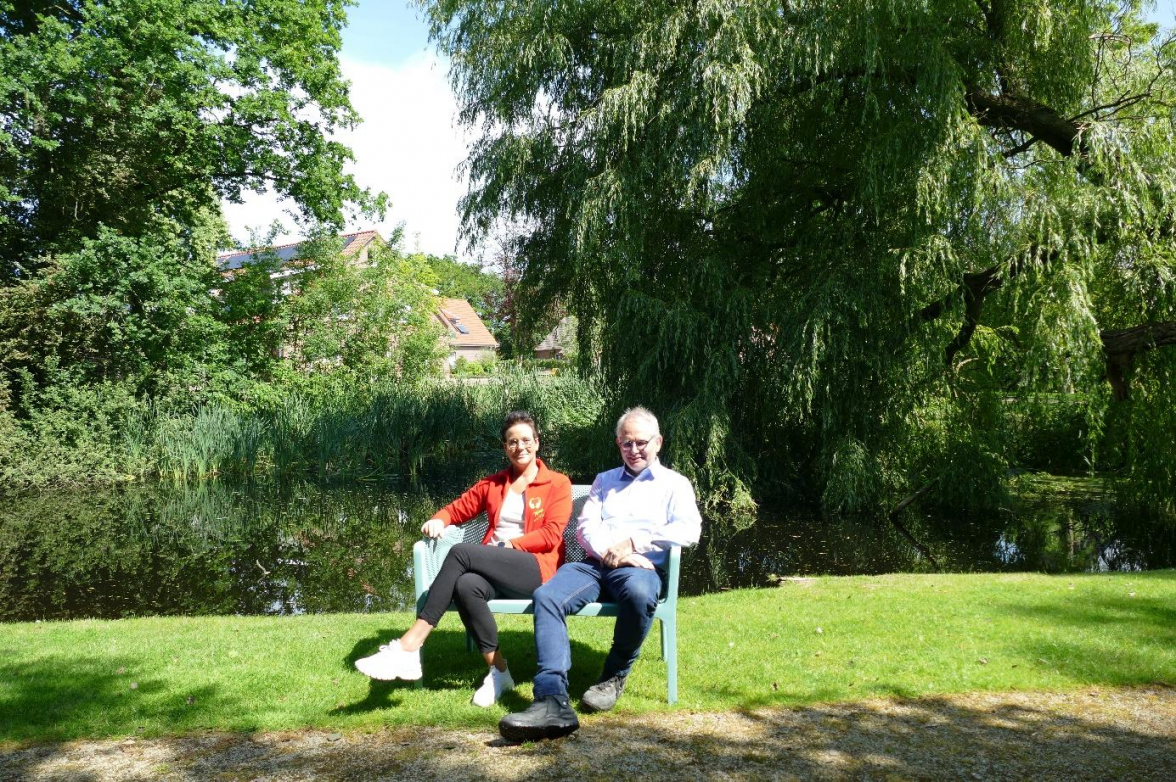 Ein besonderes Highlight ist für Stefanie Köllmann, WG-Leitung vom Pflegeteam Andreessen, und Bauherr Christoph Wenk der große, parkähnliche Garten, der zu den beiden Senioren-WGs gehört und zu Spaziergängen sowie zum Verweilen einlädt. BILD: Heike Arends