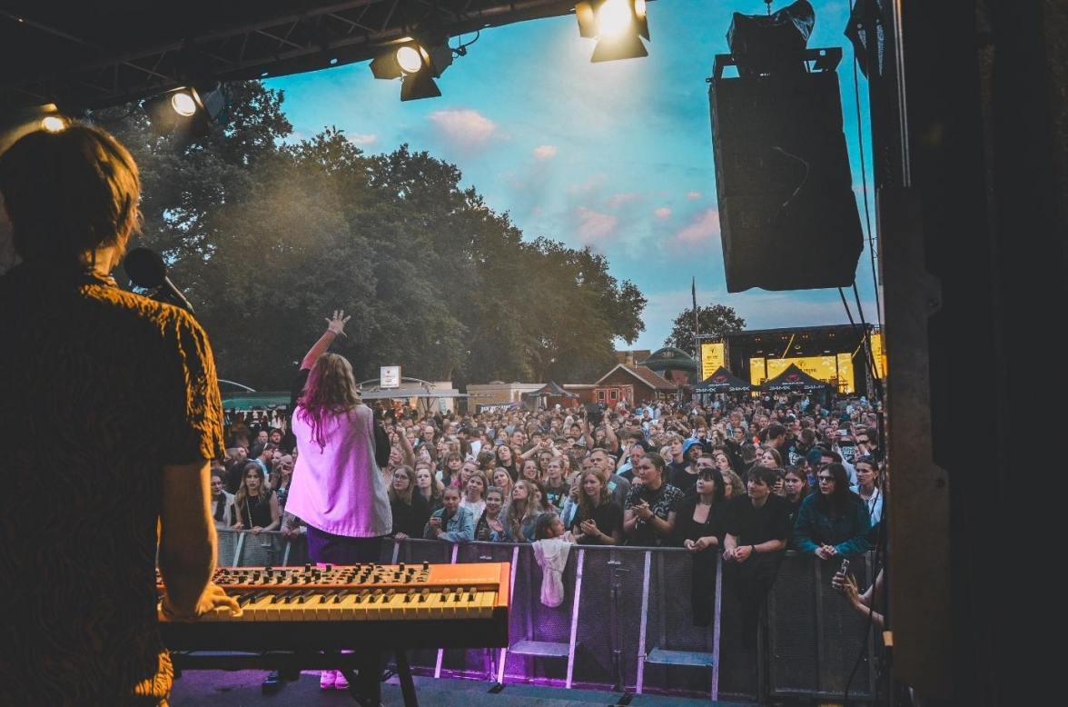 Junge und etablierte Bands sorgen für Livemusik auf zwei Bühnen.