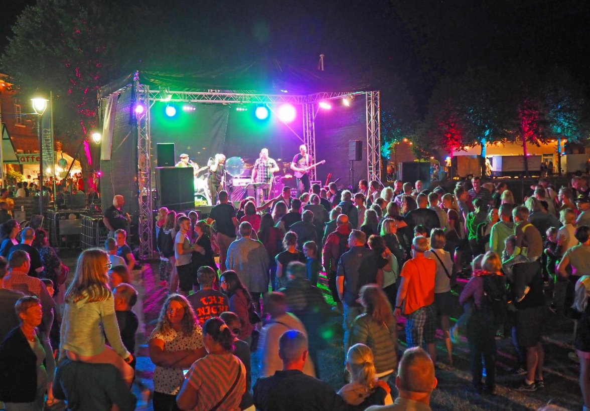 Die Band„Sixpack“ aus Emden ist wieder auf dem Dorffest in Hohenkirchen zu Gast. Bild: Archiv