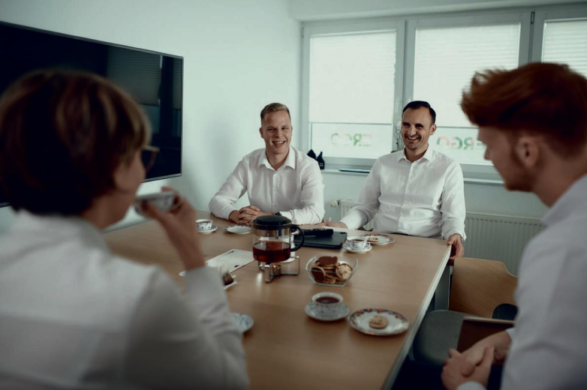 Entspannte Teerunde nach einem Meeting. BILD: Timo Müller Fotografie