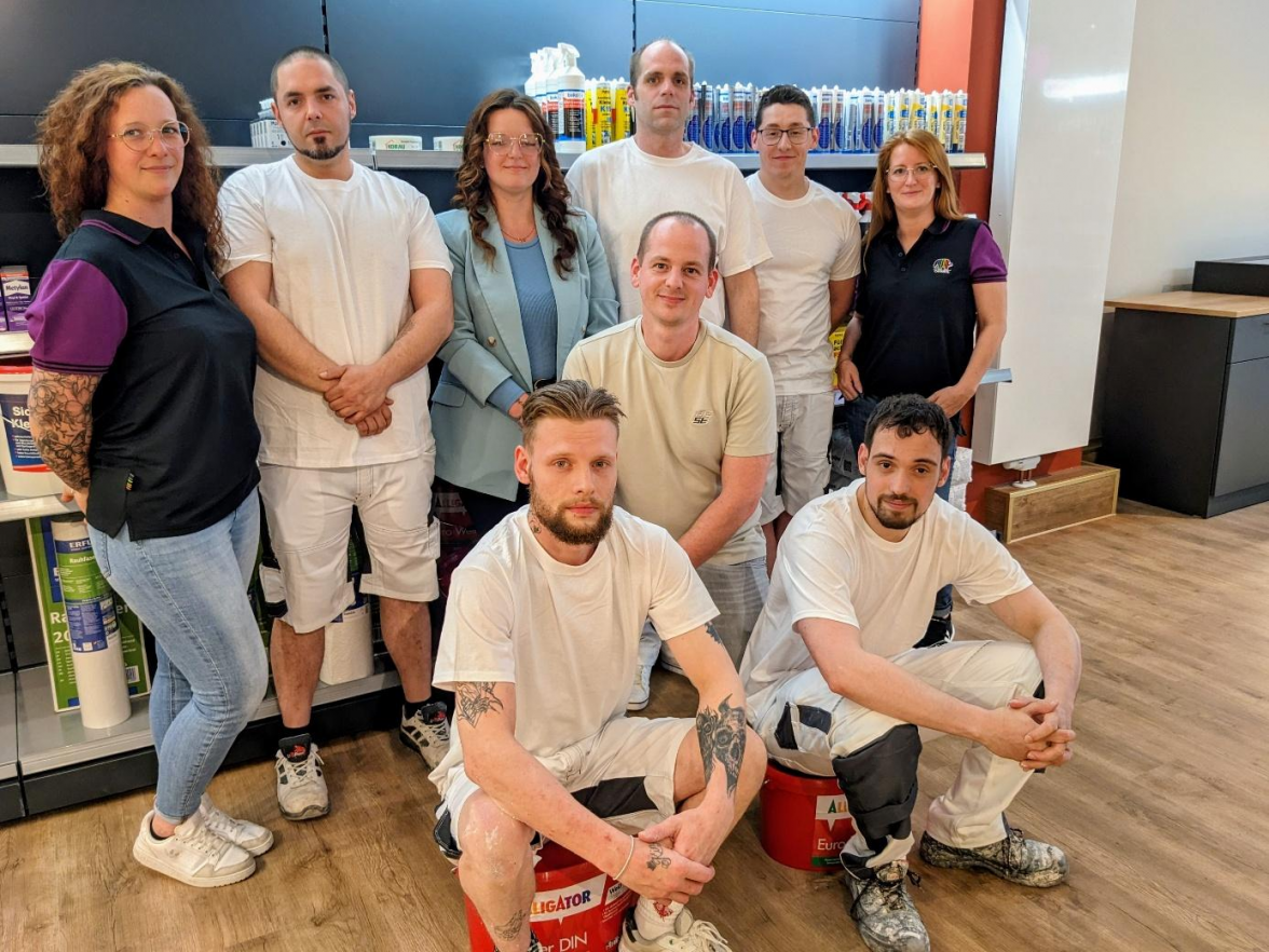 Tobias Ricklefs (vorne, Mitte) und sein Team freuen sich über die neuen Räumlichkeiten. Bild: Walburg Dittrich