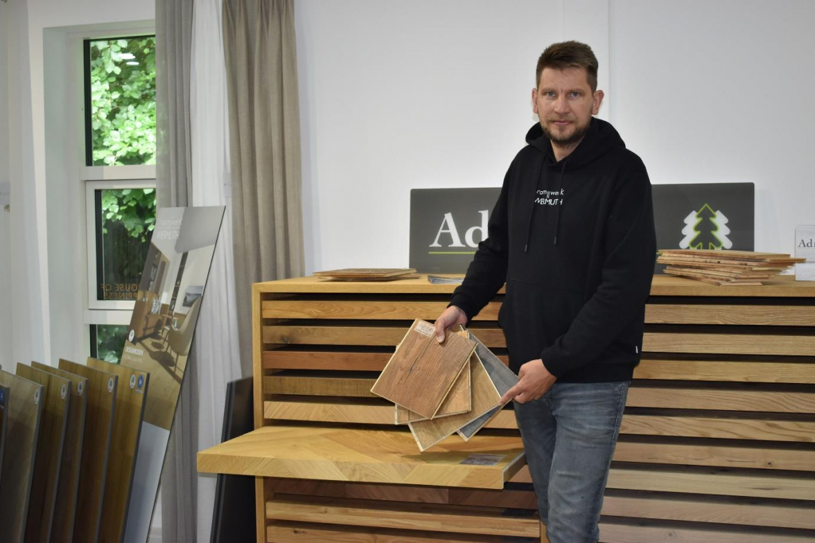 Timo Wermuth veranschaulicht die Möglichkeiten, die zeitgemäße Bodenbeläge bieten. BILD: Frank Brüling