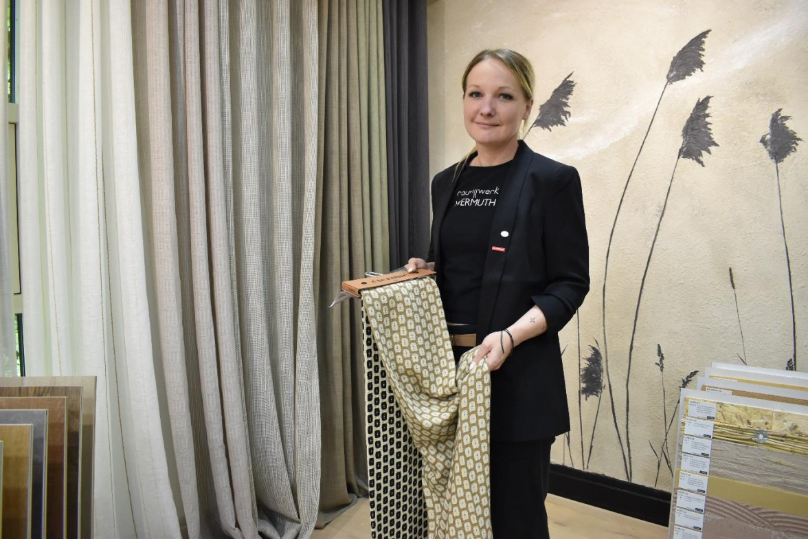 Lisa Wermuth hält für jeden Geschmack und für jeden Raum die richtige Gardine bereit. BILD: Frank Brüling