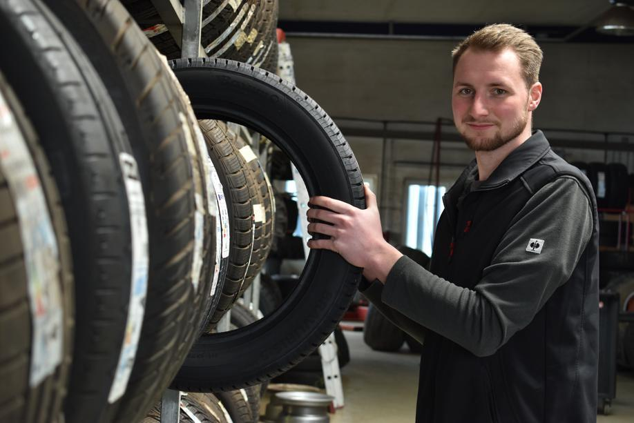 Theis Janssen übernahm 2023 den Betrieb von Heino Eisenhauer. Nun freut er sich, gemeinsam mit Lucas von Esmarch die „Von Esmarch & Janssen Automobile GmbH“ aus der Taufe zu heben. Bild: Frank Brüling