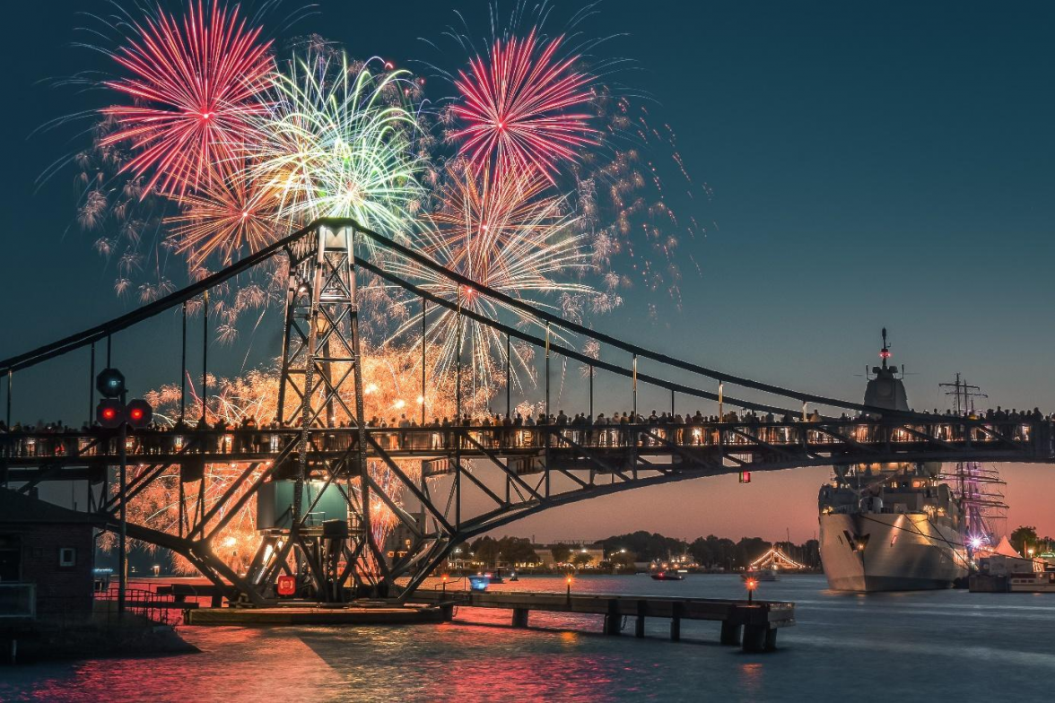 Mit einem spektakulären Höhenfeuerwerk über dem Großen Hafen endet am Sonntag das diesjährige Wochenende an der Jade. Bild: Rainer Ganske