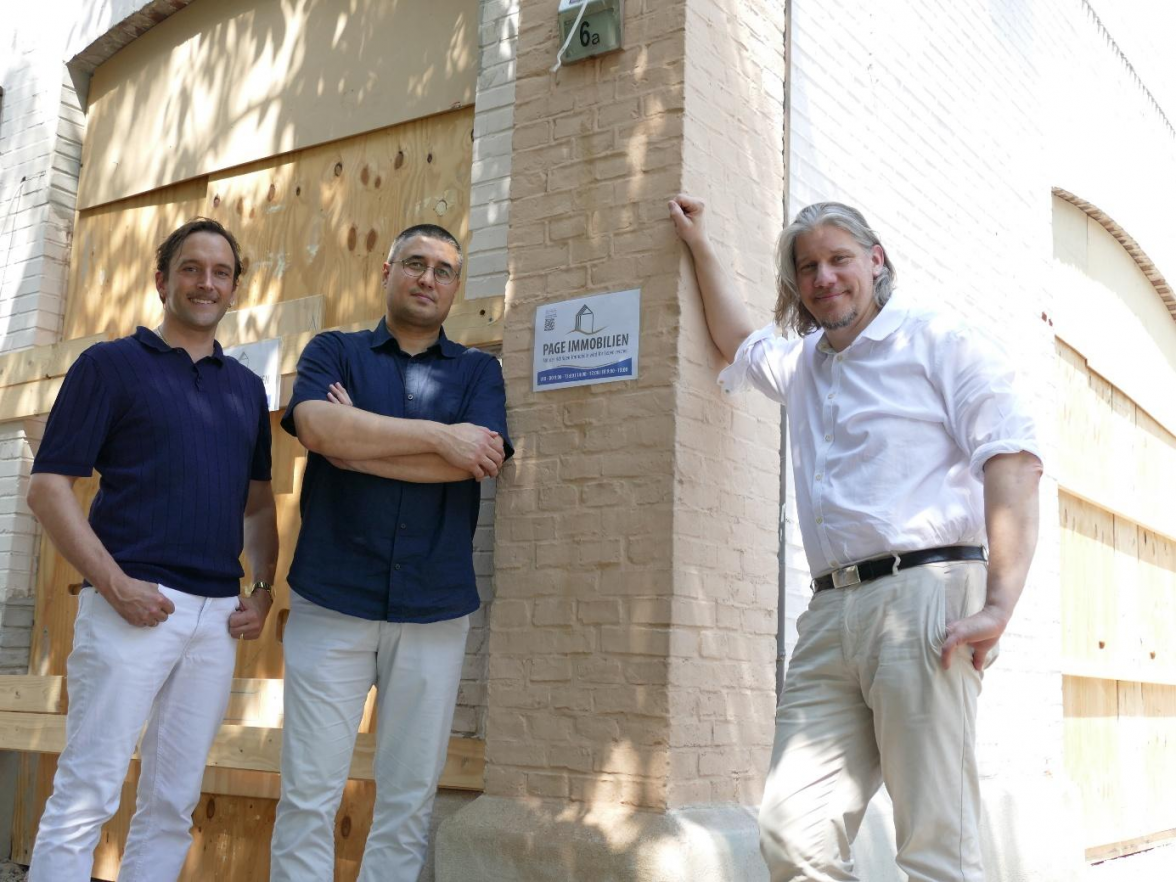 Die letzten Vorbereitungen für die Eröffnung des neuen Immobilienbüros von Page Immobilien in der Moltkestraße 6A laufen bereits auf Hochtouren. Inhaber Jan-Dirk Page (von rechts), Aiman Hamza und Jarno Stiddien sowie die weiteren Teammitglieder Claudia Eilers, Susanne Grill und Simon Schindler freuen sich darauf, ihren Kunden am 11. Juli die neuen Räumlichkeiten zu präsentieren. Bild: Lina Lütje