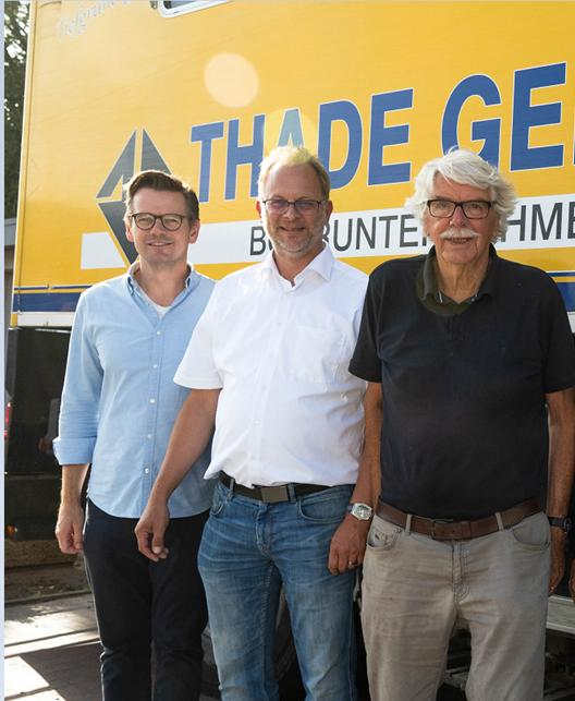 Die beiden Geschäftsführer Dr. Hauke Anbergen (v.l.) und Rimt Wortberg der Thade Gerdes GmbH mit dem„Seniorchef“ Hermann Gerdes. BILD: Jacub Rasuli/Baucub Media