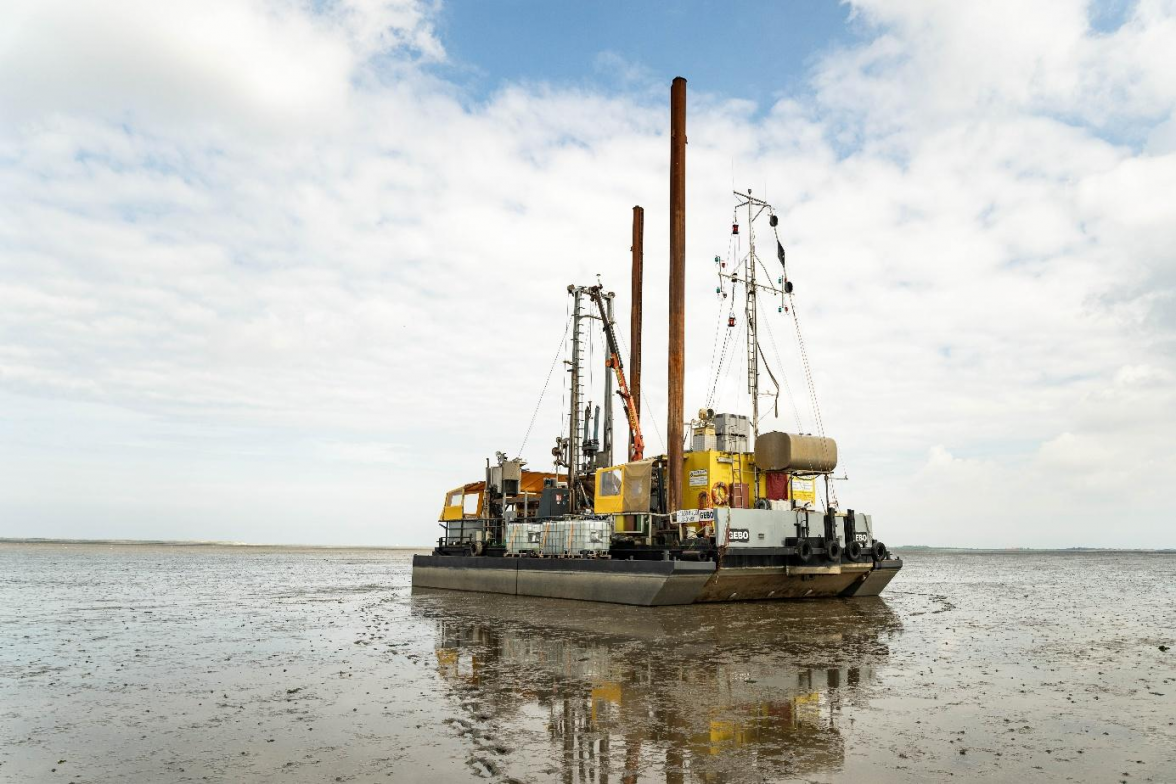 Bohrexperten zu Lande und auf dem Wasser: Die Arbeiten im ökologisch hochsensiblen Nationalpark Wattenmeer und auf den Inseln bringen auch bezüglich der Logistik besondere Anforderungen mit sich. BILD: Jacub Rasuli/Baucub Media