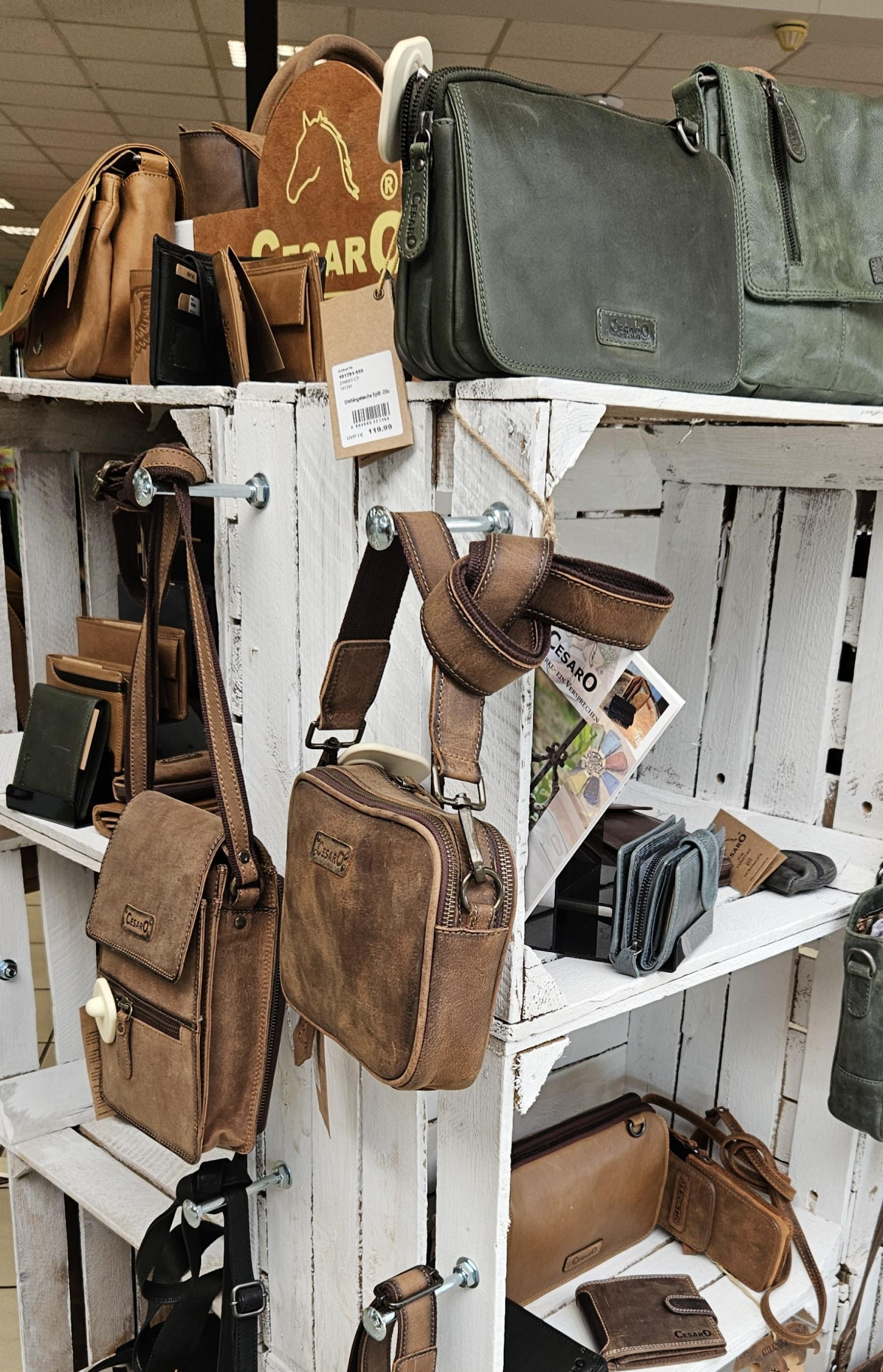 Taschen und Portemonnaies aus hochwertigem Leder gibt es in verschiedenen Größen. Bild: Melanie Jülisch