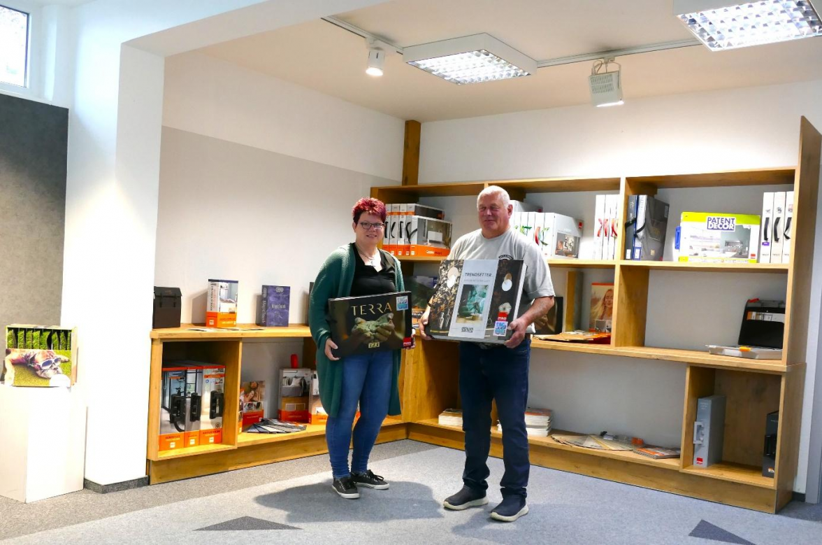 Maike Zager-Gerdes und Uwe Meiners laden am Sonntag, 13. Juli, von 10 bis 17 Uhr zum Tag der offenen Tür in ihre frisch gestalteten Ausstellungsflächen in Bockhorn. Bild: Lina Lütje