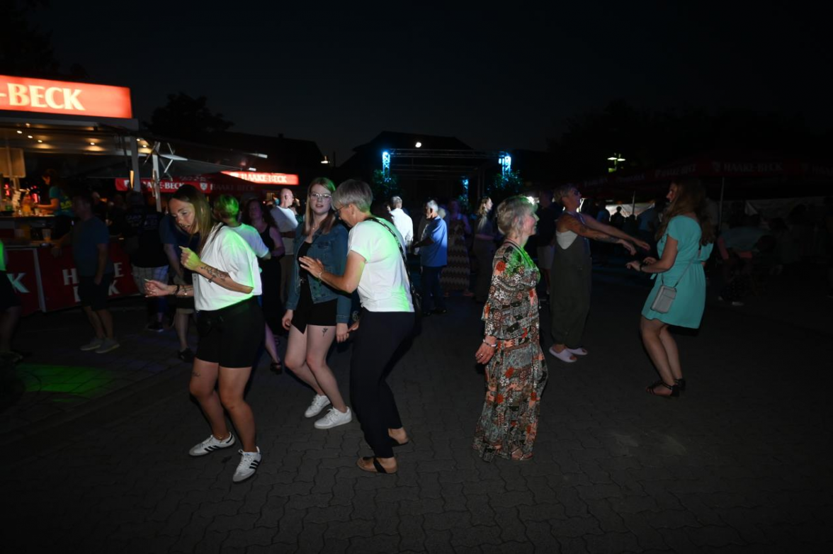 Feierliche Stimmung auf dem Bahnhofsvorplatz: Die Huder Sommernacht bringt Musik und Genuss mitten ins Herz des Ortes. BILD: Archiv