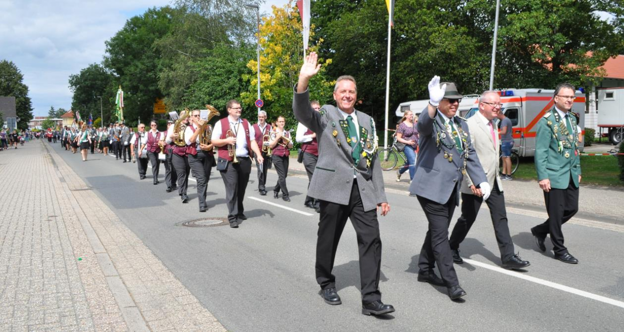 Am Sonntag, um 13 Uhr, setzt sich der traditionelle Schützenumzug in Bewegung. BILD: Archiv.