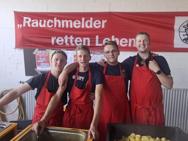 Auch lecker Essen „wie bei Muttern“ wird bei den Holtgaster Feuerwehrtagen serviert. Bild: Privat