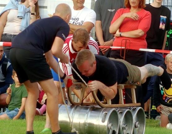 Für das „Spiel ohne Grenzen“ denken sich die Holtgaster Feuerwehrleute immer wieder neue Spiele aus. Bild: Heike Wiemken