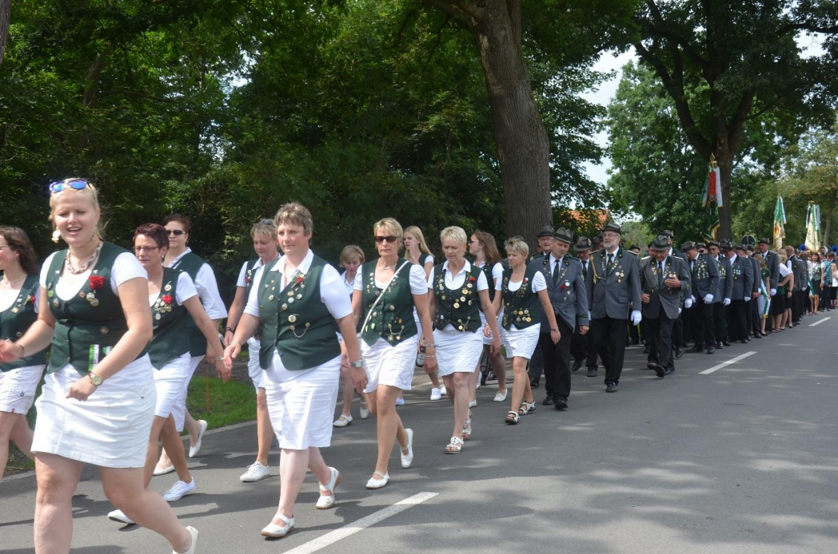 Der Festmarsch zum Festplatz in Eckfleth startet dieses Jahr beim Treffpunkt Ulpts in Nordermoor. Bild: NWZ-Archiv