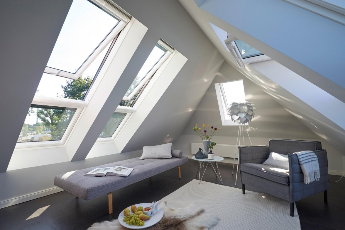Es müssen nicht immer nur Kinder- oder Schlafzimmer ihren Platz im Dachgeschoss finden. Licht und Ausblick sind Aspekte, die man auch im Wohnzimmer zu schätzen weiß. BILD: Velux
