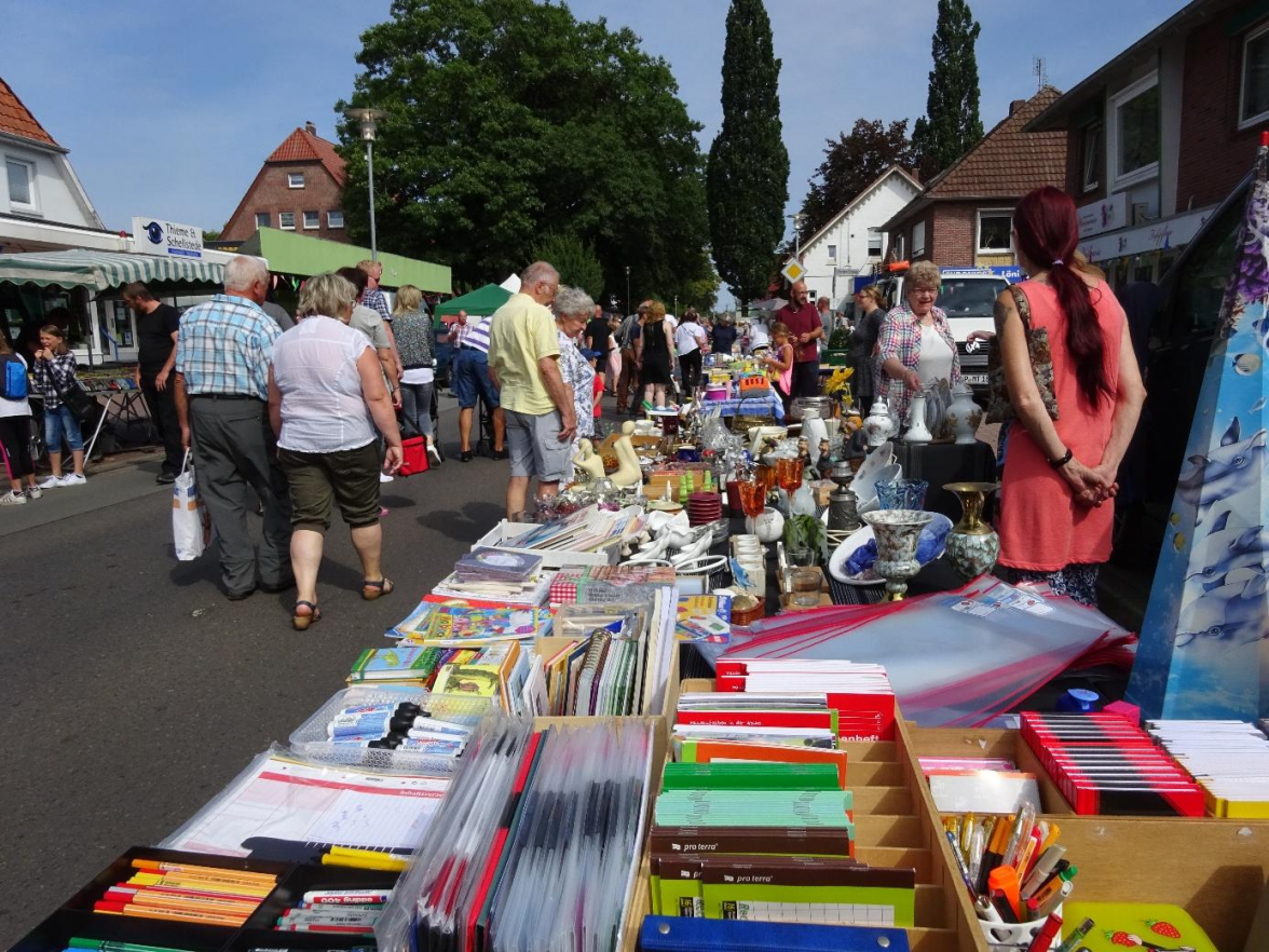 Am Sonntag zieht sich ein Flohmarkt mit allerlei Trödel durch ganz Augustfehn. Autor: Ortsverein Augustfehn e.V.