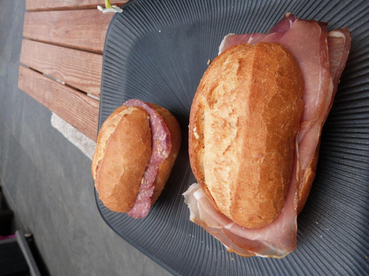 Schon ab 5 Uhr gibt es in "Ferdis Frühstücksstube" frisch und reichhaltig belegte Brötchen. Bild: Henning Karasch
