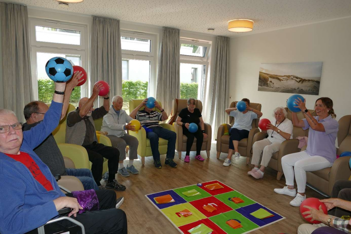 Spiele, um die Mobilität zu erhalten, stehen ebenso auf dem Programm wie etwa gemeinsames Singen und die Zeitungsrunde. BILD: Heike Goyert
