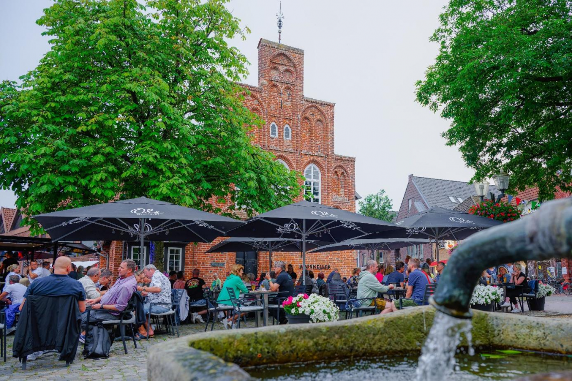Beim Wildeshauser Pumpenfest laden Livemusik, Kulinarik und sommerliche Stimmung auf dem Marktplatz zum Verweilen ein. BILD: Stadt Wildeshausen