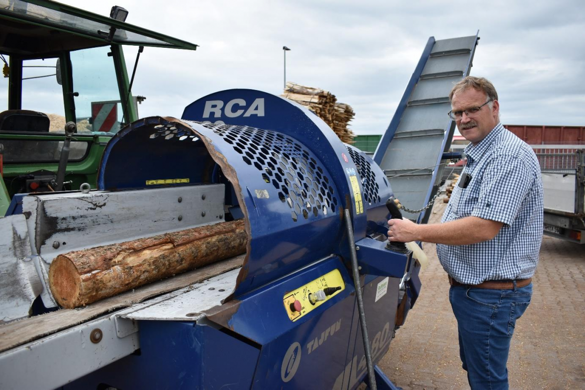 Der Sägespaltautomat produziert „ofenfertiges“ Kaminholz.