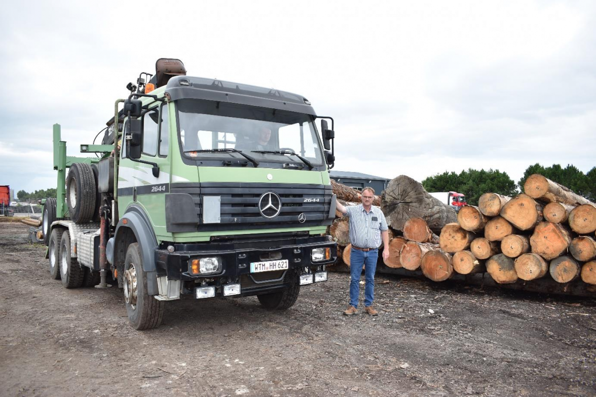 Der älteste Lkw ist die „Omi“, wie Harald Höfing das Fahrzeug mit Baujahr 1995 nennt.