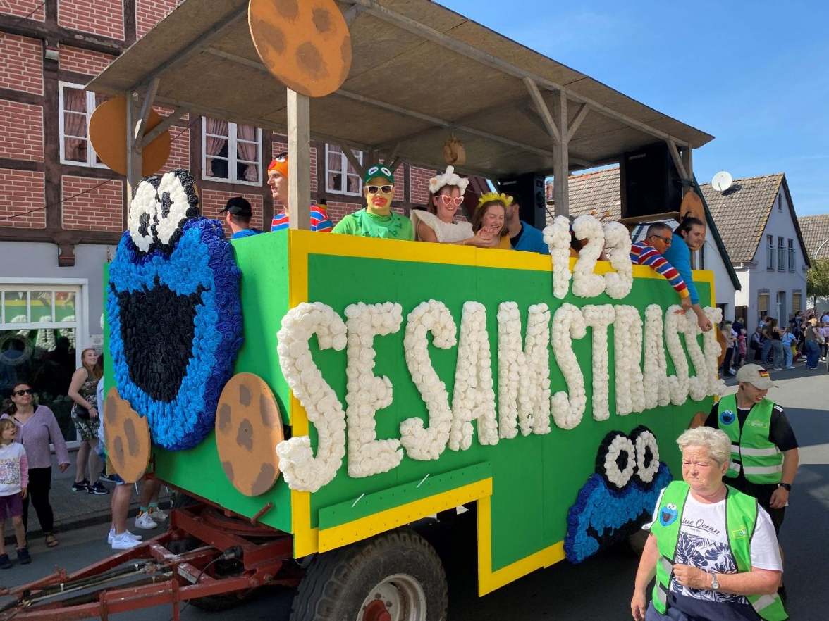 Jedes Jahr das absolute Highlight: Der Festumzug durch die Breite Straße. Bild: Wolfgang Böning