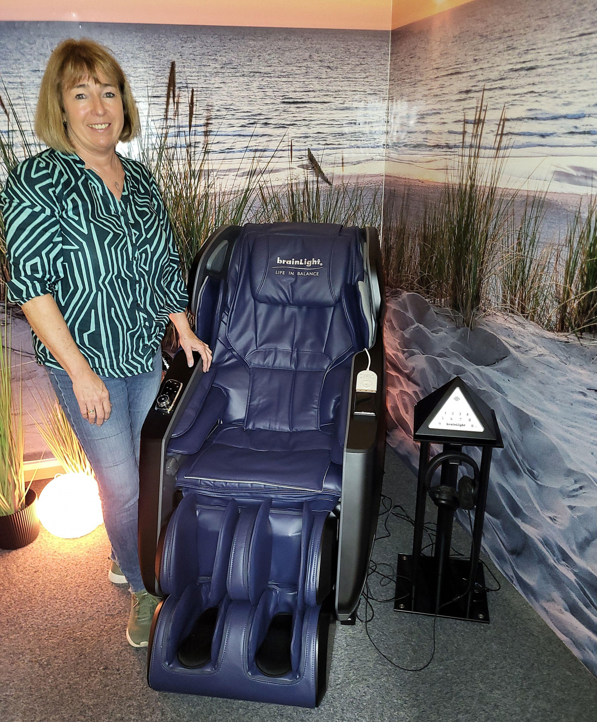 Vor der ersten Nutzung des brain Light-Massagesessels wird Petra Haase ein Beratungsgespräch mit dem Anwender oder der Anwenderin führen, um die Intensität der Massage festzulegen und das Entspannungsprogramm auszuwählen. Bild: Rolf Bultmann