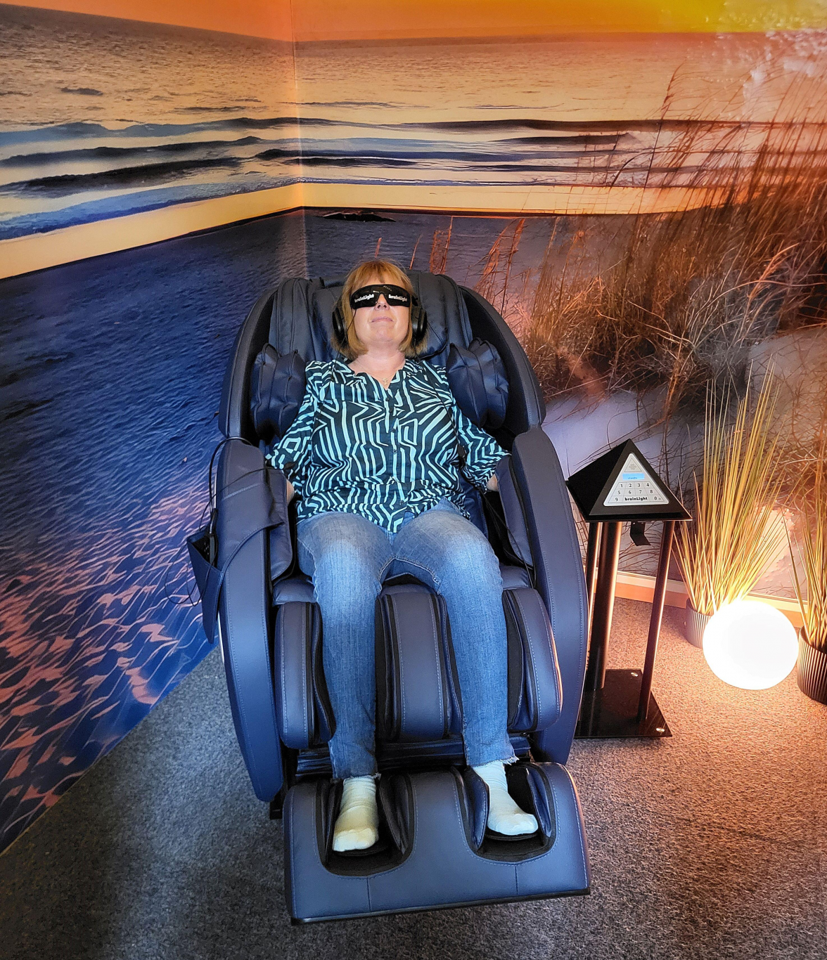 Neben der Ganzkörpermassage sorgt ein Tiefenentspannungsprogramm, das per Kopfhörer und Visualisierungsbrille übermittelt wird, für ein Wohlgefühl. Bild: Rolf Bultmann