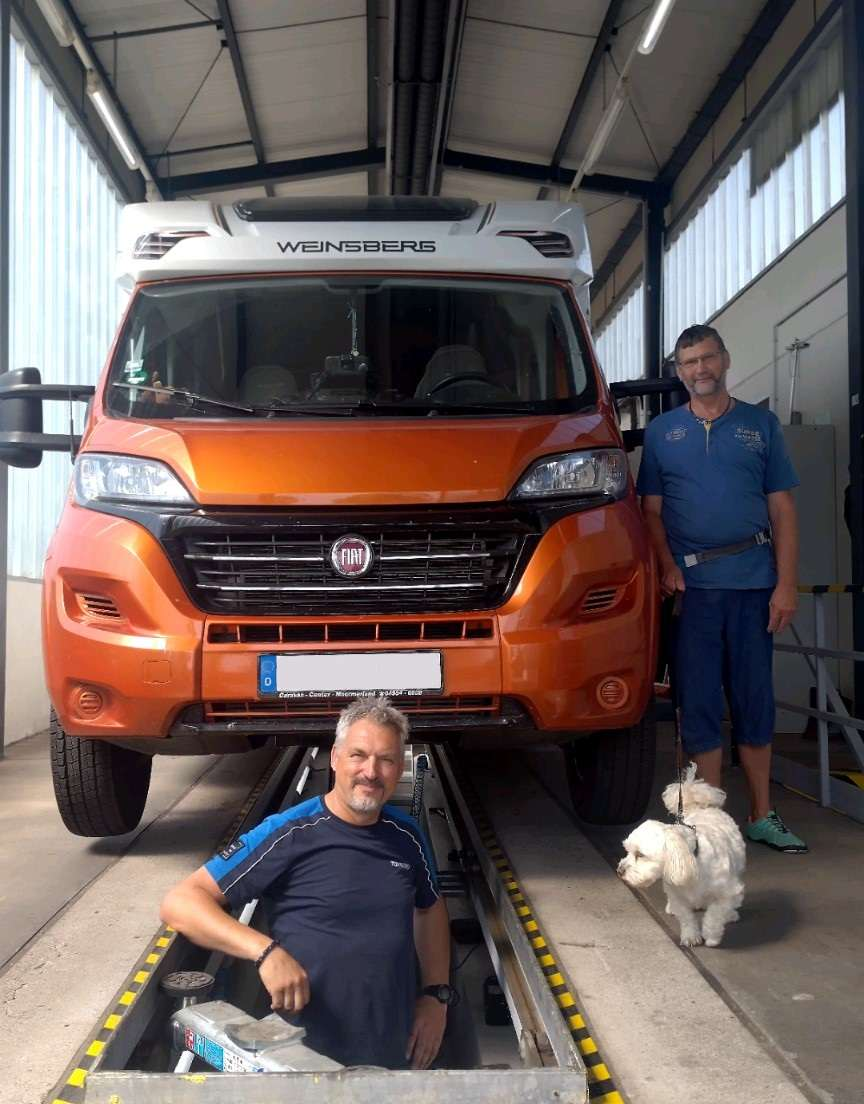 TÜV-Stationsleiter Rolf Janssen überprüfte das Fiat Ducato Wohnmobil von Haiko Schnepel. Hund Nanu schaute interessiert zu. BILD: Privat