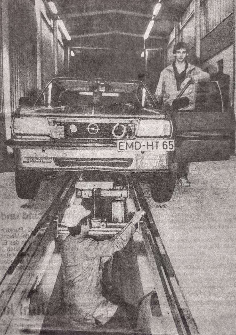 1983 war Haiko Schnepel der erste Kunde der TÜV-Station in Emden, wie dieses Zeitungsfoto belegt. BILD: Privat