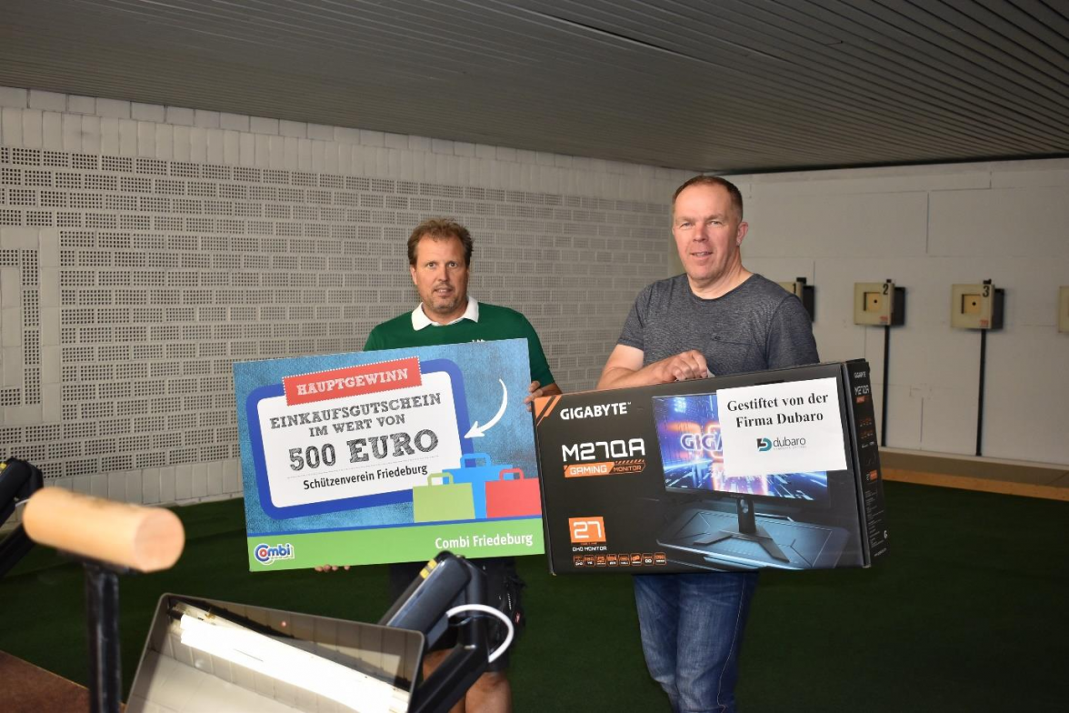 Georg Löschen und Benjamin Kmieciak präsentieren einen Teil der Tombolapreise. Bild: Frank Brüling