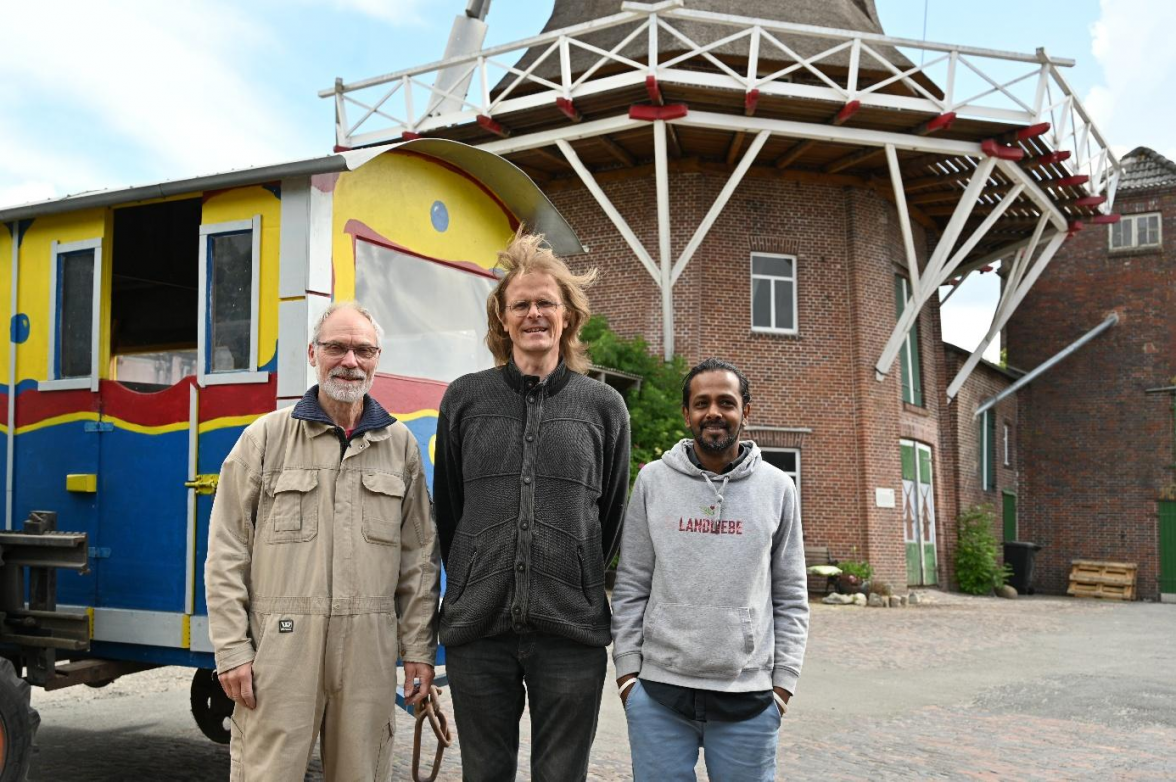 Müller Peter Egenhoff (von links), Geschäftsführer Florian Topp und Caféleiter Arul Rajaratnam freuen sich darauf, viele Gäste auf der Open-Air-Party begrüßen zu dürfen. Bild: Jan-Ole Smidt