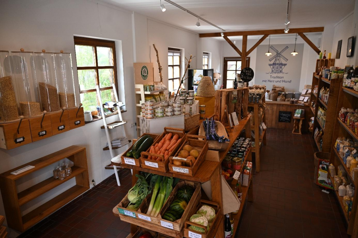 Neben eigenen Mehlprodukten gibt es Naturkost, Tierfutter und regionale Spezialitäten im Mühlenladen. Bild: Jan-Ole Smidt