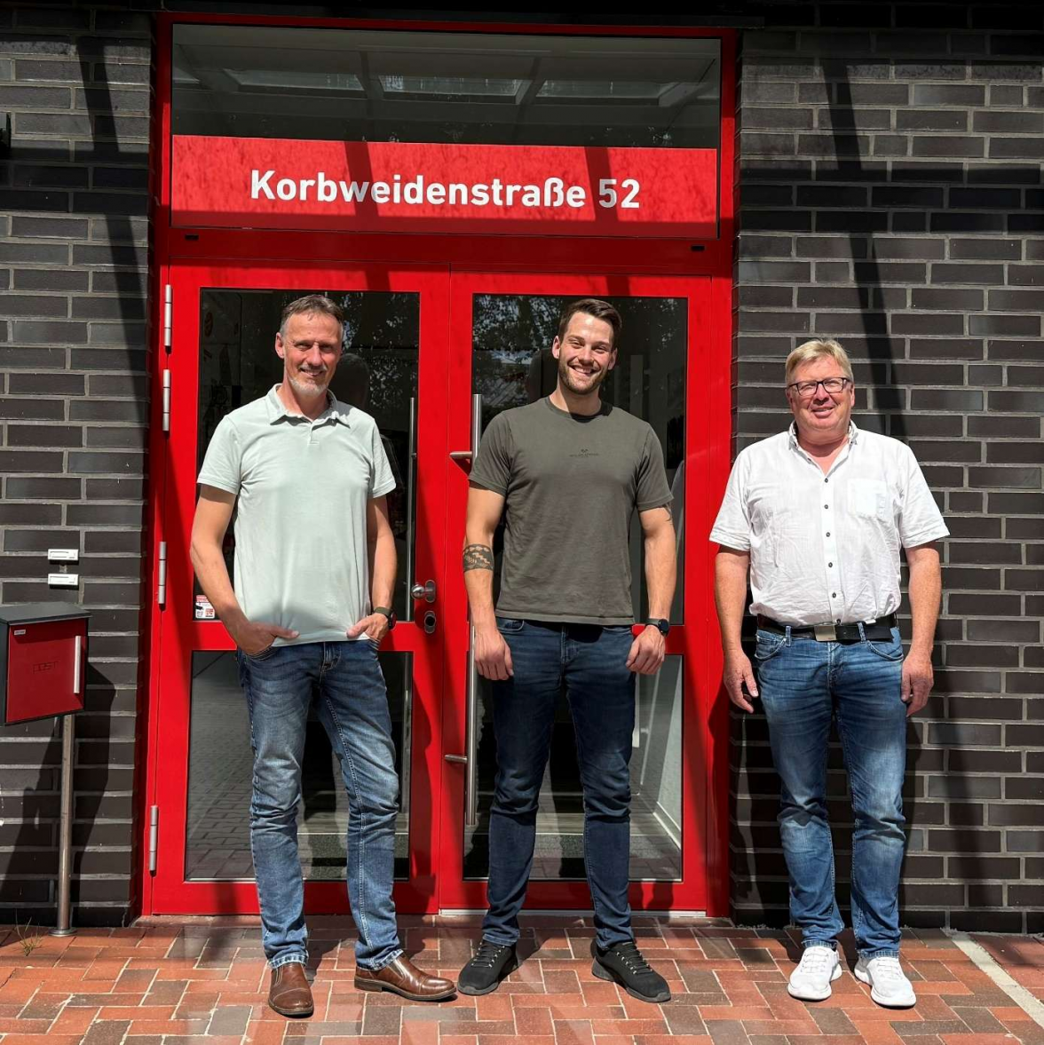 Zwei unter einem Dach: (v.l.) Michael und Jannik Coordes von der Firma „Hans Thormählen“ und Peter Harms von „ZSD Solar“ begrüßen die Besucher in der Korbweidenstraße 52. BILD: Imke Janssen