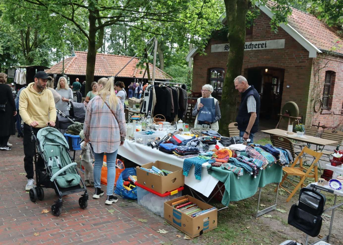Der große Familienflohmarkt am Samstagmorgen ist ein wahrer Besuchermagnet. BILD: Hans Kleinpoppen