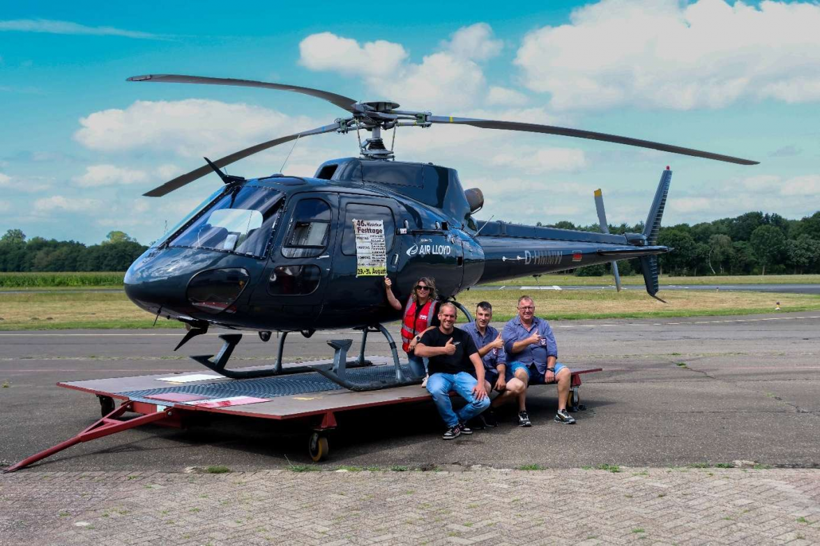 Freuen sich auf einen weiteren Heli-Einsatz in Münkeboe: (v.l.) Kerstin Hanker von „AIR-LLYOD“, Sponsor Nico Parduhn sowie Nico Albers und Ingo Fleẞner von der Dorf-ArGe. BILD: Horst Wilken