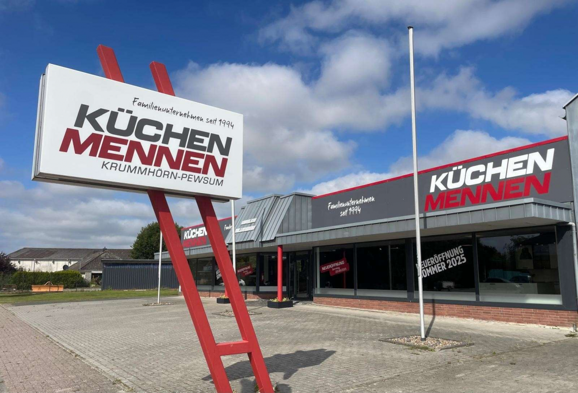 Auch außen ist die Veränderung sichtbar: Der neue Name steht am Geschäft in der Raiffeisenstraße 6A. BILD: Privat