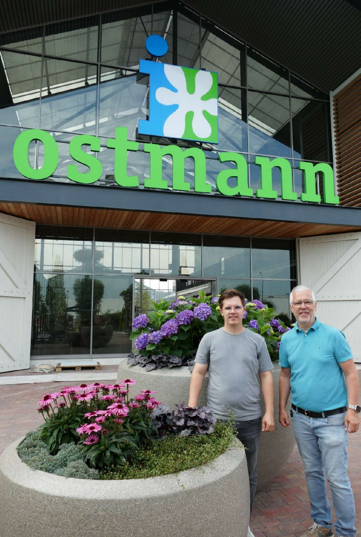 Beim Fototermin noch mitten in den Vorbereitungen für die Eröffnung: Standortleiter Jan-PhilipOstmann und sein Vater Rainer Ostmann, der Geschäftsführer des Unternehmens ist. BILD: Heike Goyert