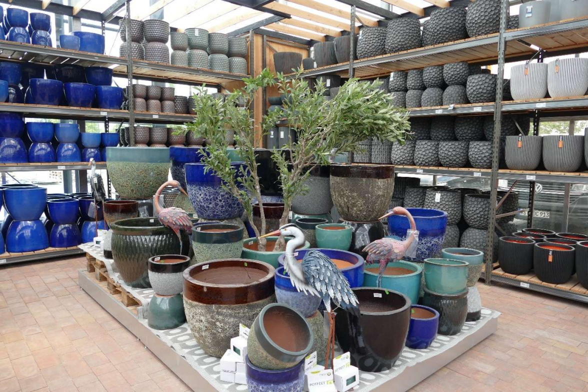 Töpfe in unzähligen Farben und aus den unterschiedlichsten Materialien sind im Gartencenter Ostmann erhältlich. BILD: Heike Goyert
