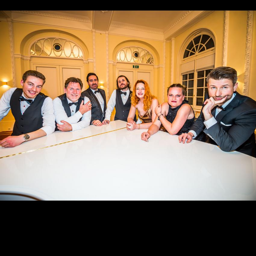 Am Freitagabend bringt „Casino Royale“ die größten Hits der letzten 50 Jahre auf die AIRBUS-Bühne am Marktplatz. Die Cover-Band aus Hamburg liefert in ihrer Show eine Hommage an den britischen Geheimagenten James Bond. BILD: Veranstalter