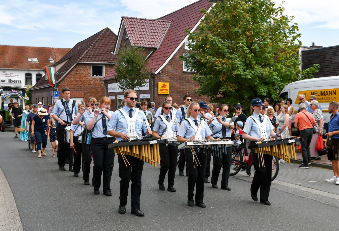 Der Spielmannszug begleitet den Festumzug traditionell mit schwungvoller Musik. Bild: Archiv/Gösta Berwing