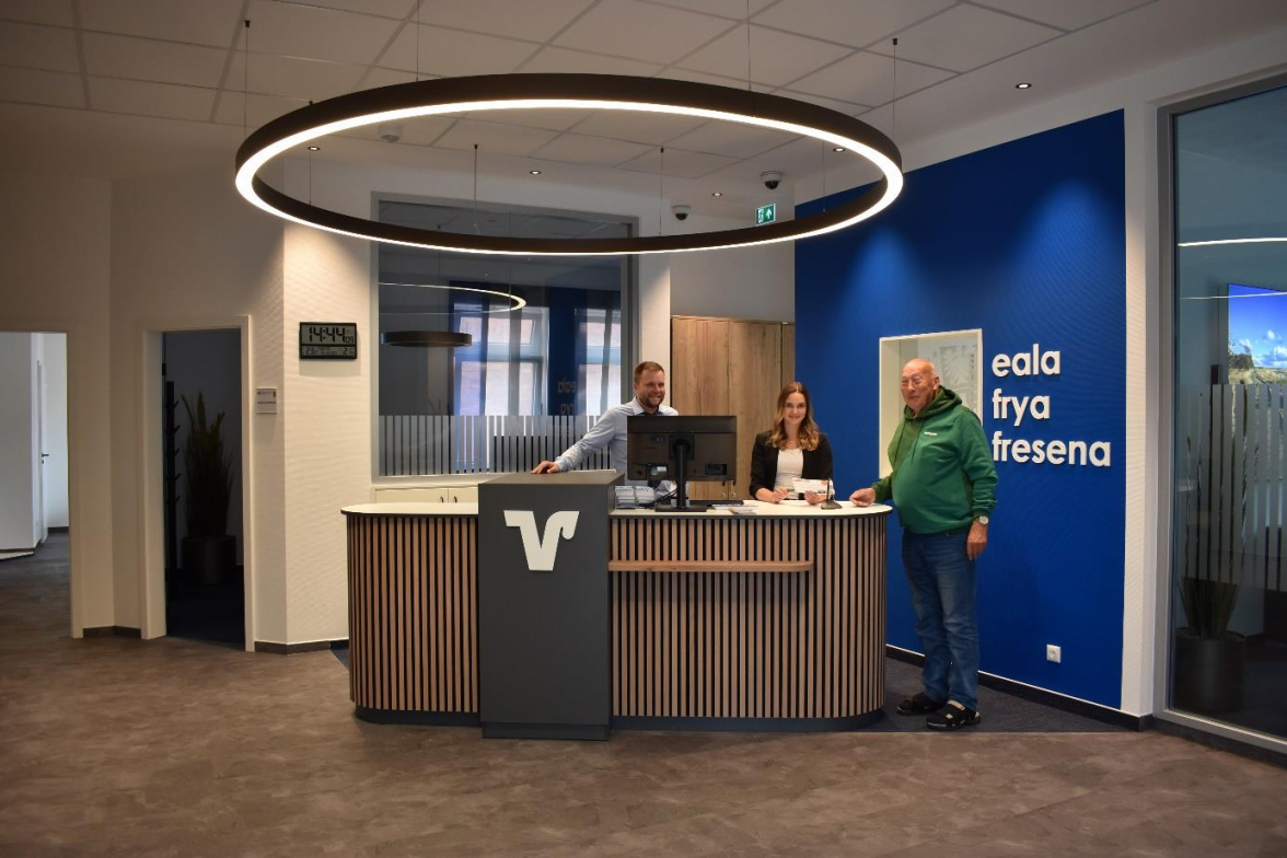 Der Empfangs- und Beratungsbereich besticht durch viel Platz und warmes Design. BILD: Frank Brüling