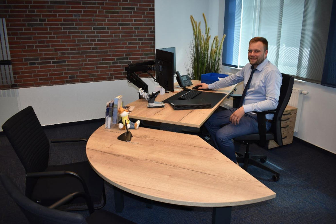 Filialleiter Malte Gloger im angebauten Büro, in dem ein Teil der ursprünglichen Außenwand in Sicht gelassen wurde. BILD: Frank Brüling