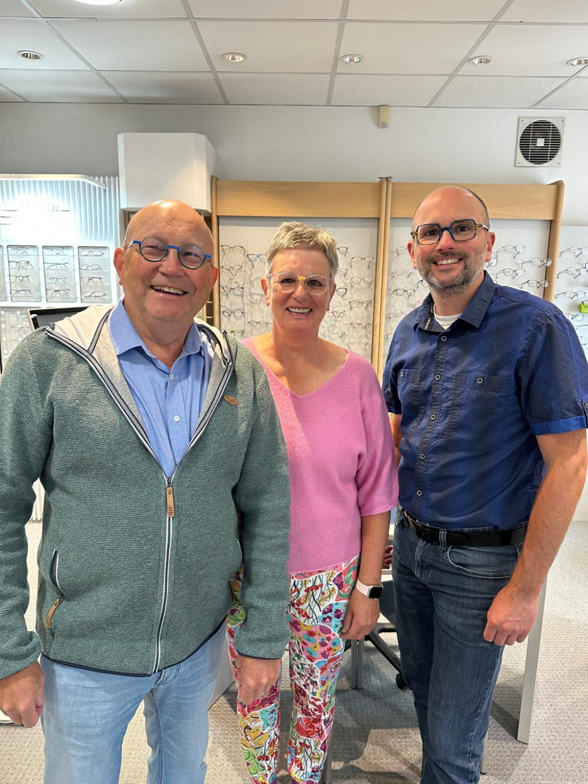 Hans-Georg Hess mit seiner Frau Mareyle und Sohn Jan-Dieter. BILD: Brillen Hess