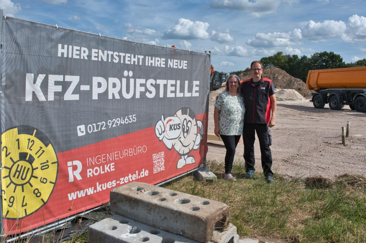 Vor Ort am künftigen Standort: Anke und Werner Rolke errichten in Zetel eine neue KÜS KFZ-Prüfstelle. Bild: Gösta Berwing